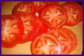 Tomatoes will help relieve pain and heaviness in legs with varicose veins